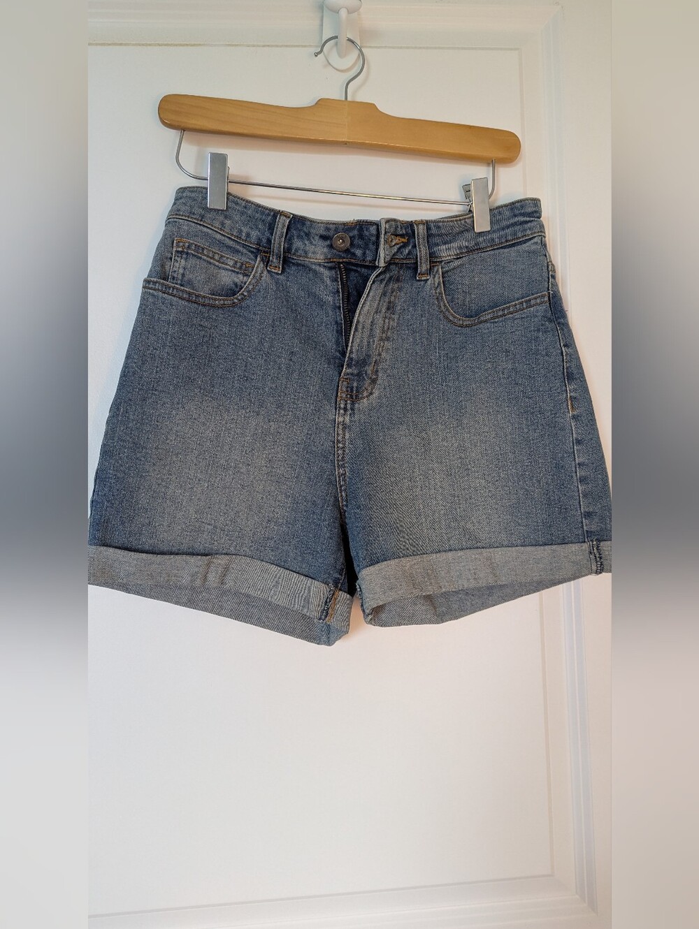 Vans Light Wash Cuffed Denim Shorts – Size 28